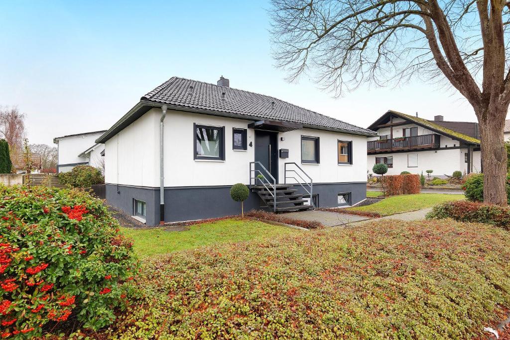 ein weißes Haus mit einem schwarzen Dach in der Unterkunft Mergl's in Bad Schonborn