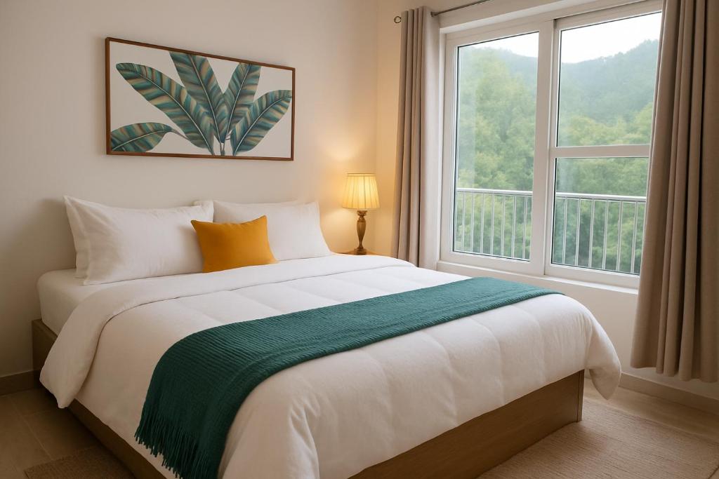 En eller flere senge i et værelse på Pennylane Hotel - Aesthetic Rooms with Netflix, garden, pottery studio, artshala near laxman jhula and ganga river