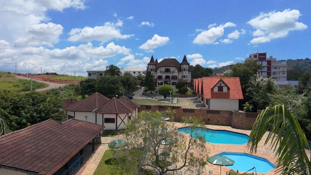 vue aérienne d'une maison avec piscine dans l'établissement Chateau Palace, à São Lourenço