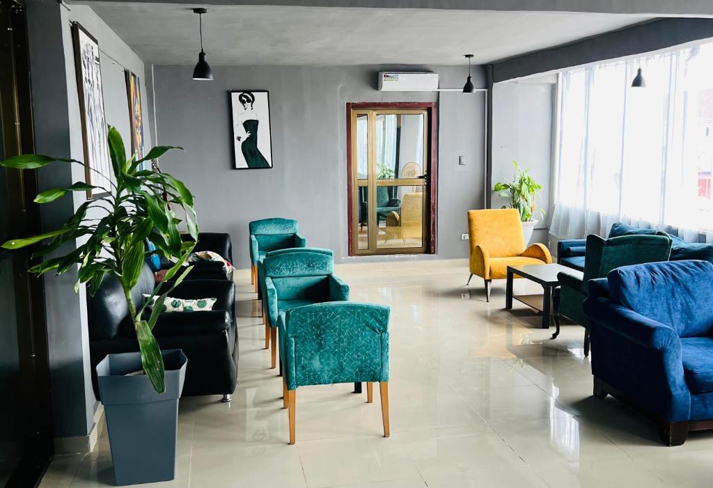 Posezení v ubytování Tris Estates Hotel & Suites