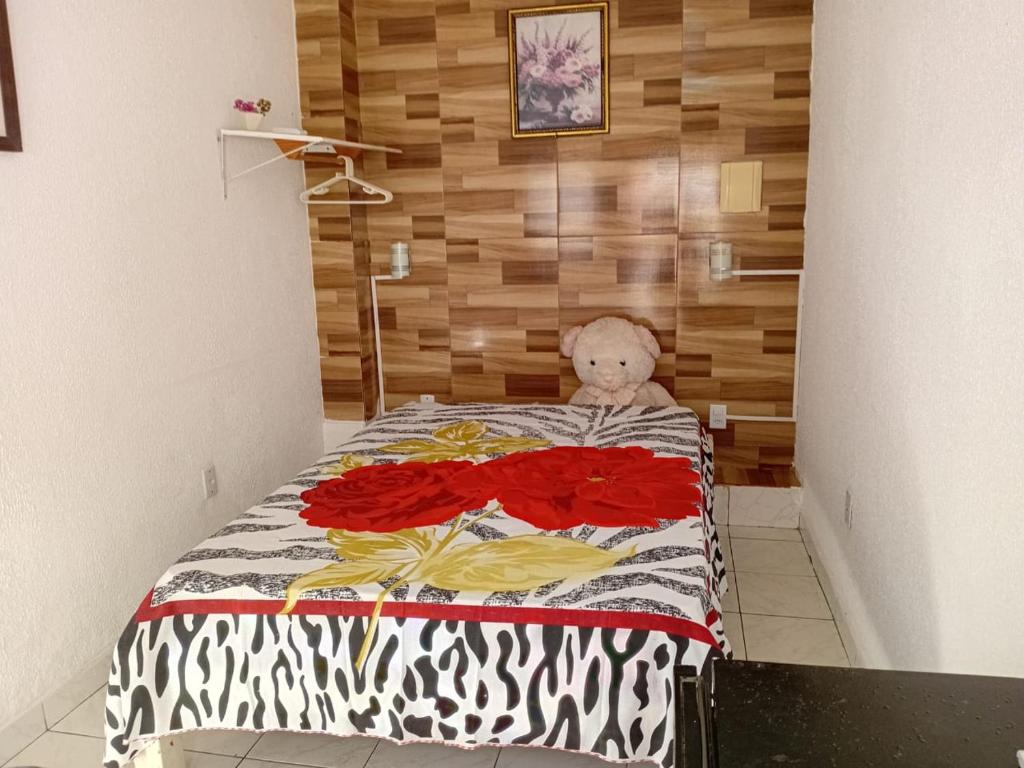 ein ausgestopfter Teddybär auf einem Bett in der Unterkunft Casa da Dil in Matta de São João