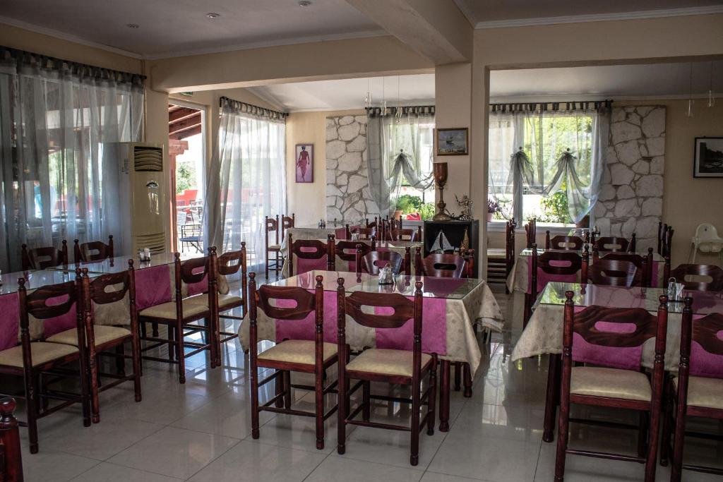 Reštaurácia alebo iné gastronomické zariadenie v ubytovaní Hotel Ilios