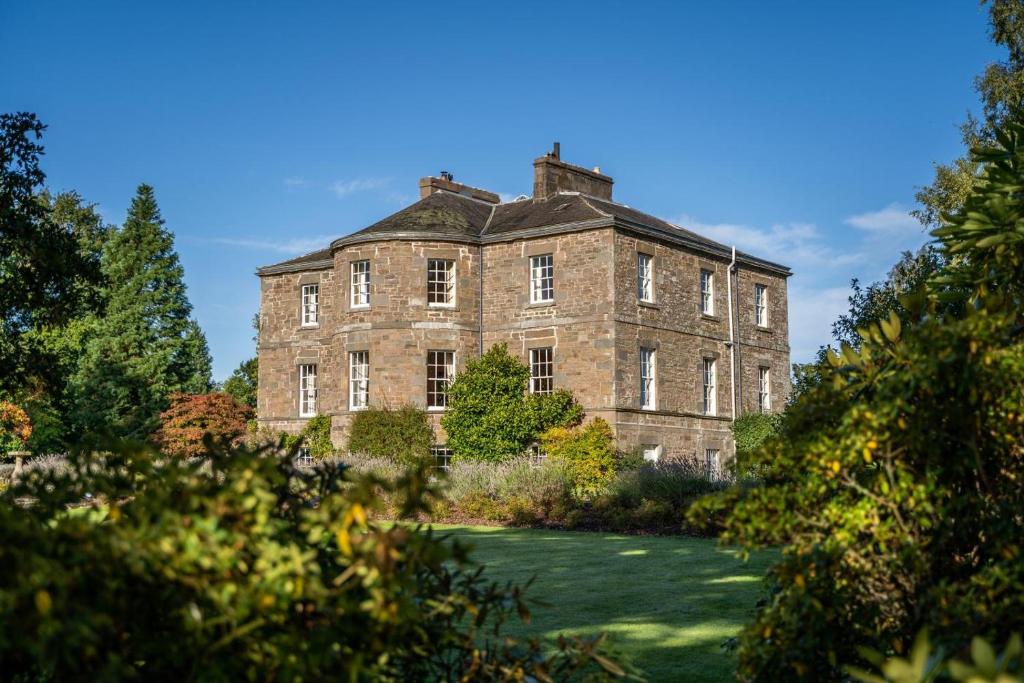 una vecchia casa in pietra con alberi di fronte di 5 Bed in Errol oc-t33381 a Errol