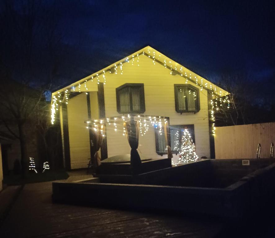 een huis met kerstverlichting aan de voorkant bij Гія в Баню in Mizhhirya