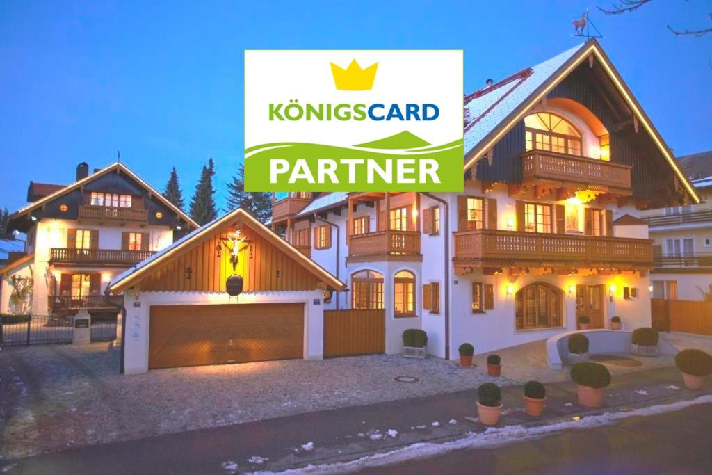 eine Darstellung der Vorderseite eines Hauses in der Unterkunft Landhaus Theresa in Bad Tölz