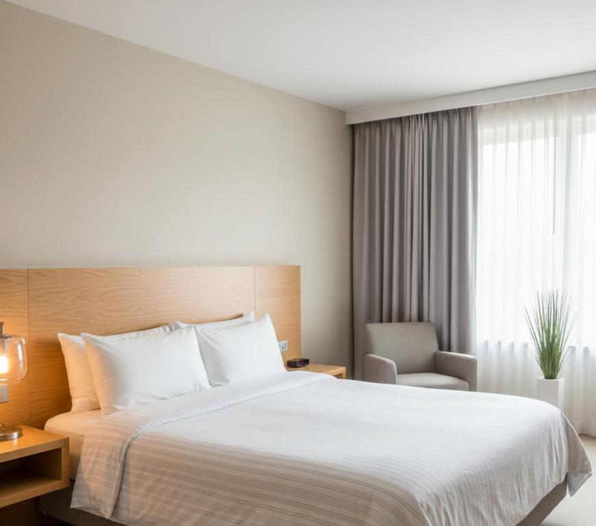 una camera d'albergo con un letto grande e una finestra di Zafer Hotel a Malatya