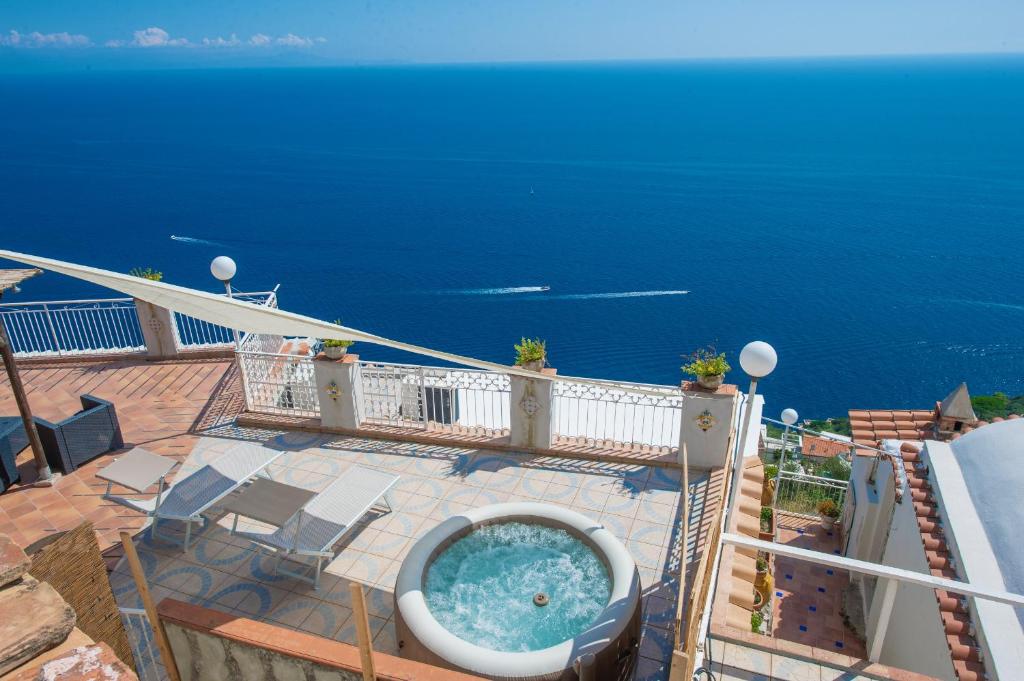 - un bain à remous sur une terrasse avec l'océan en arrière-plan dans l'établissement Casa Marianna, à Praiano