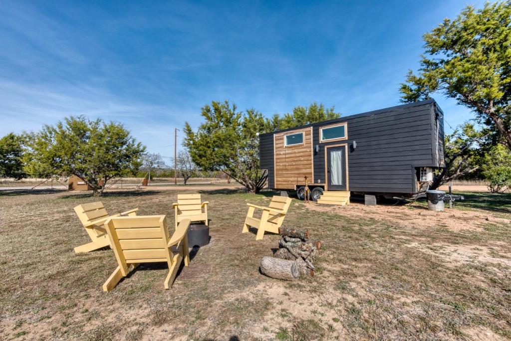 un gruppo di sedie davanti a una casetta di Tiny Islands Resort Entire Property a Fischer