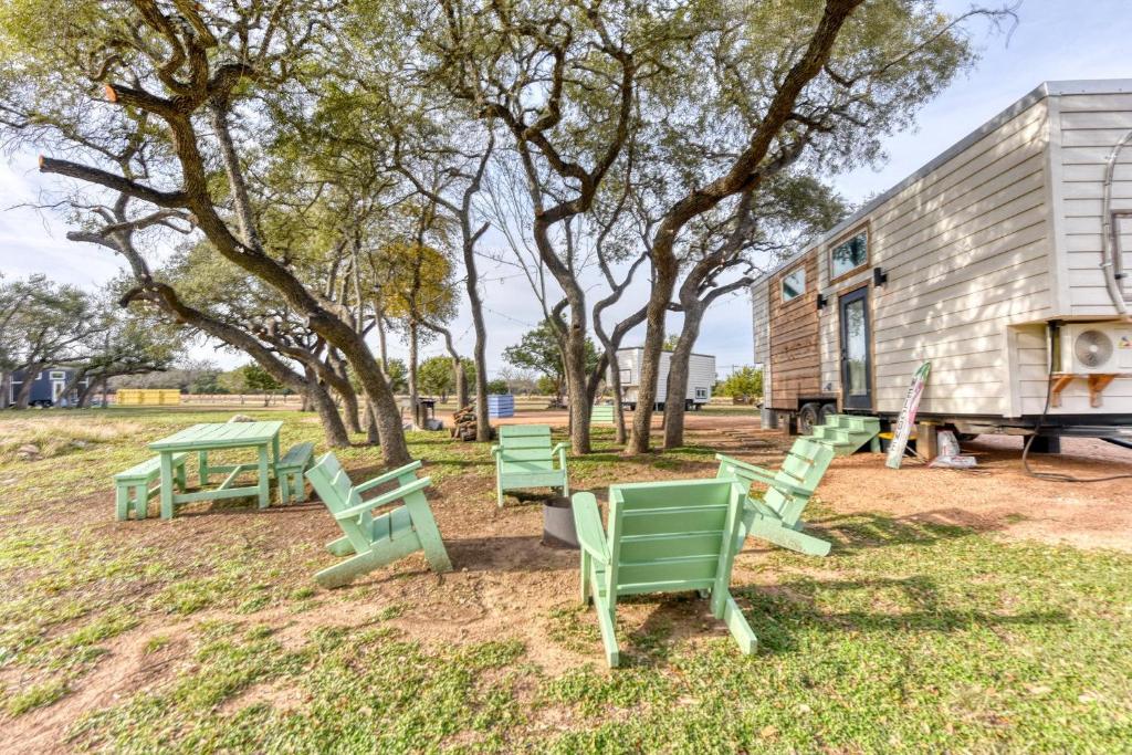 un gruppo di sedie verdi sull'erba accanto a un edificio di Tiny Islands Resort - Kauai a Fischer