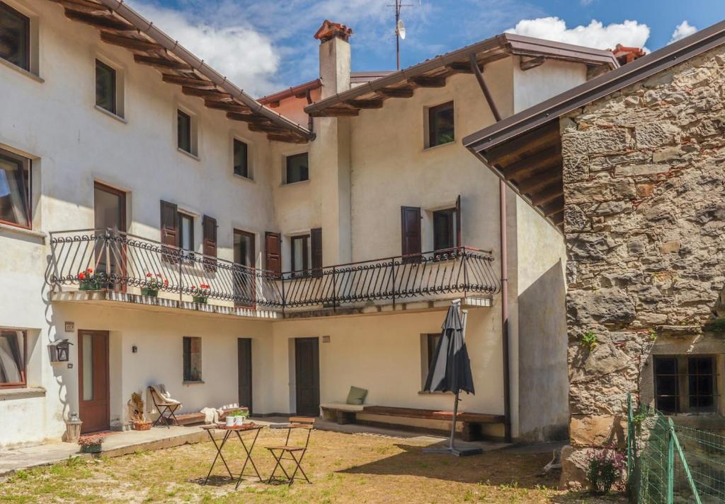 een groot wit gebouw met een balkon en een paraplu bij Casa Lukezovi 