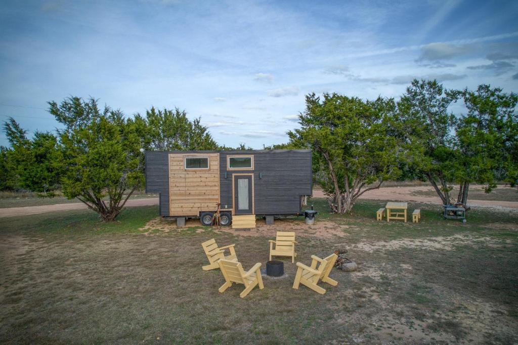 una piccola casa con un gruppo di sedie e tavoli di Tiny Islands Resort - Madagascar a Fischer