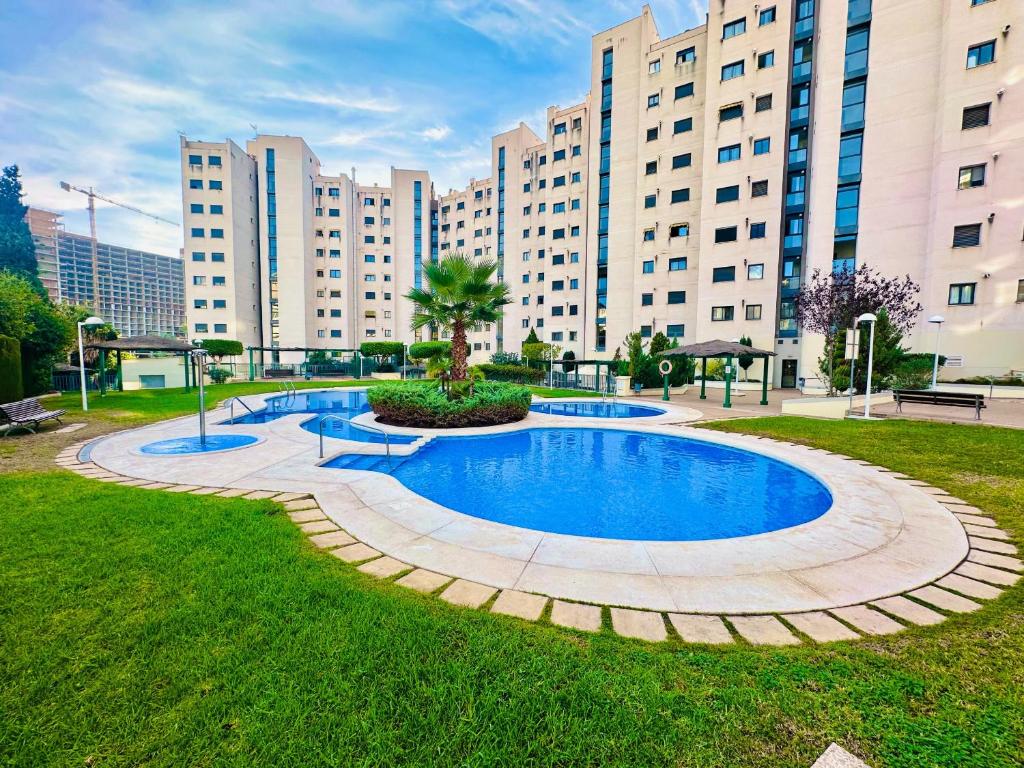 ein Schwimmbad in einem Park mit hohen Gebäuden in der Unterkunft A1126 - Gemelos 24 - 2004 Finestrat in Cala de Finestrat