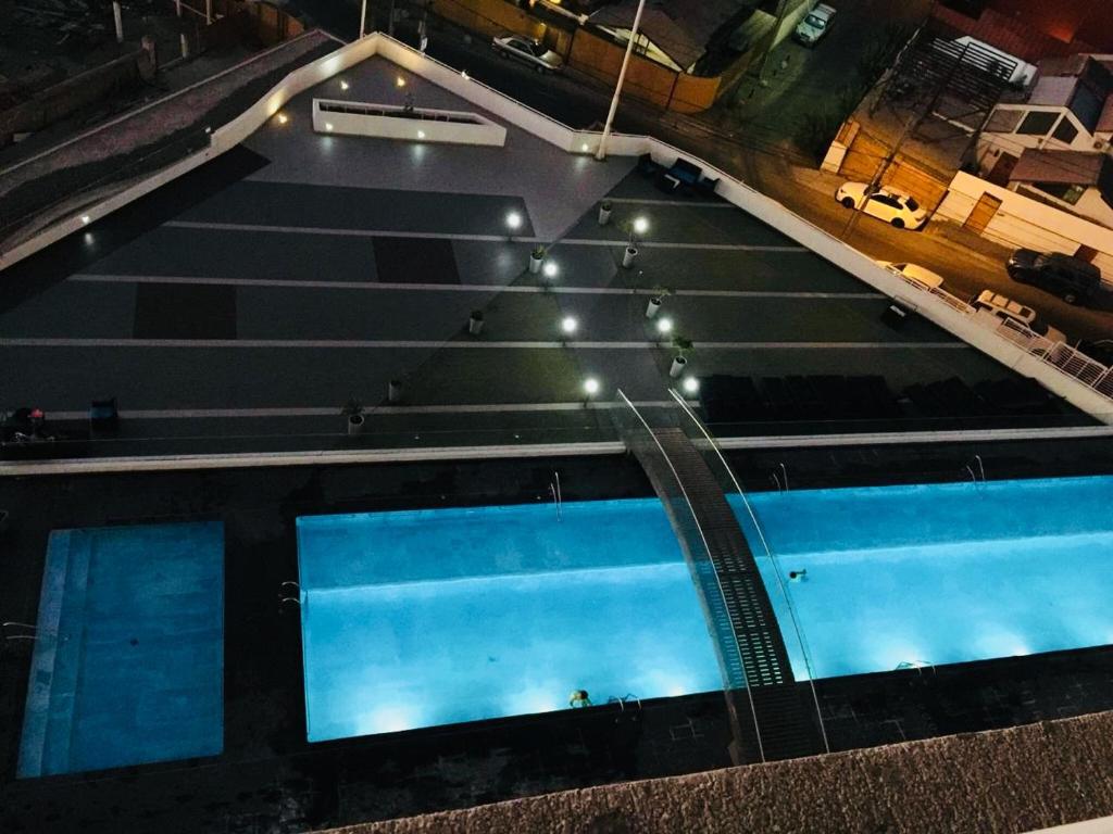 een bovenaanzicht van een zwembad 's nachts bij Arriendo Iquique frente a Playa Brava in Iquique