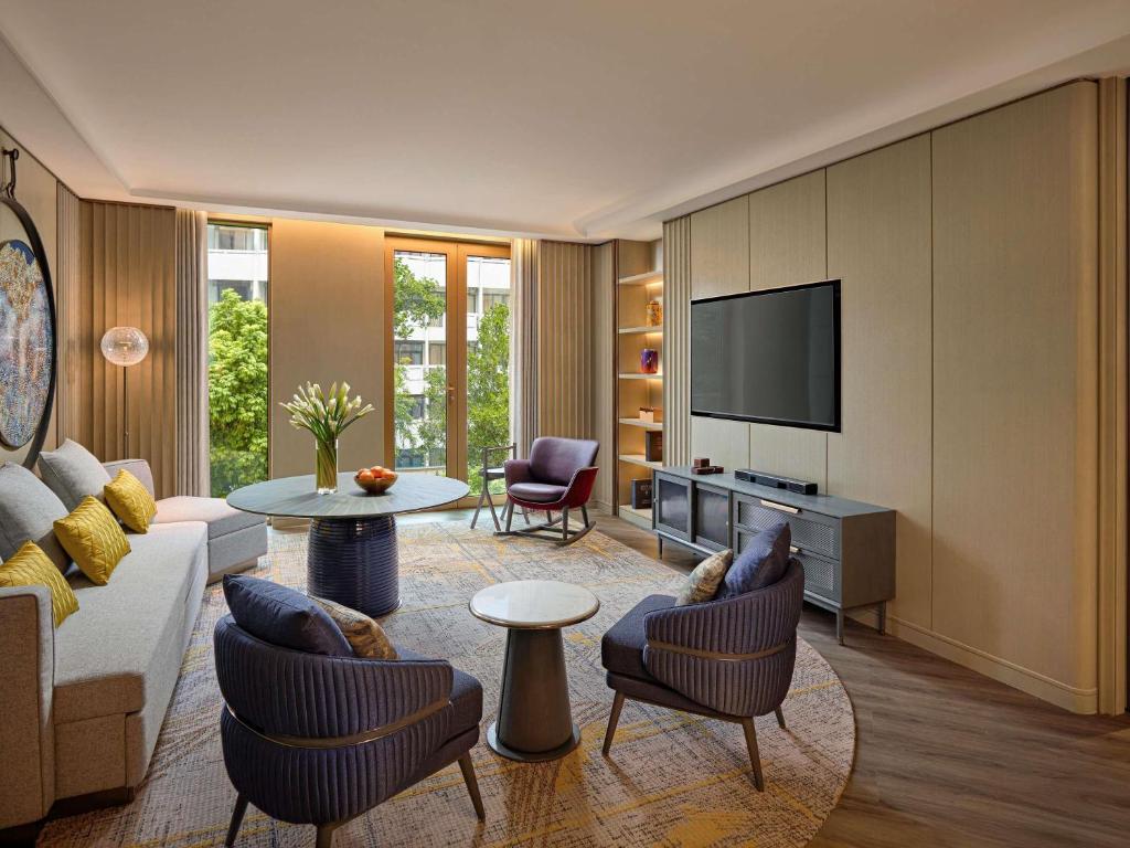 One-Bedroom Fairmont Gold Suite King - High Floor with Lounge Access