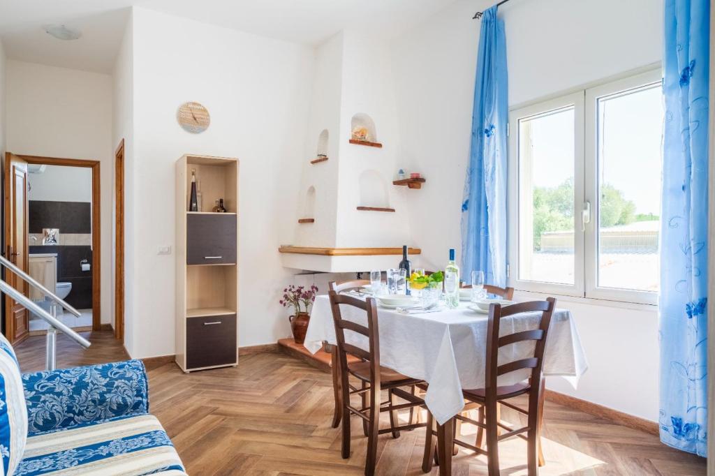 a dining room with a table and chairs at Villa Antonina & Mino in Cala Liberotto