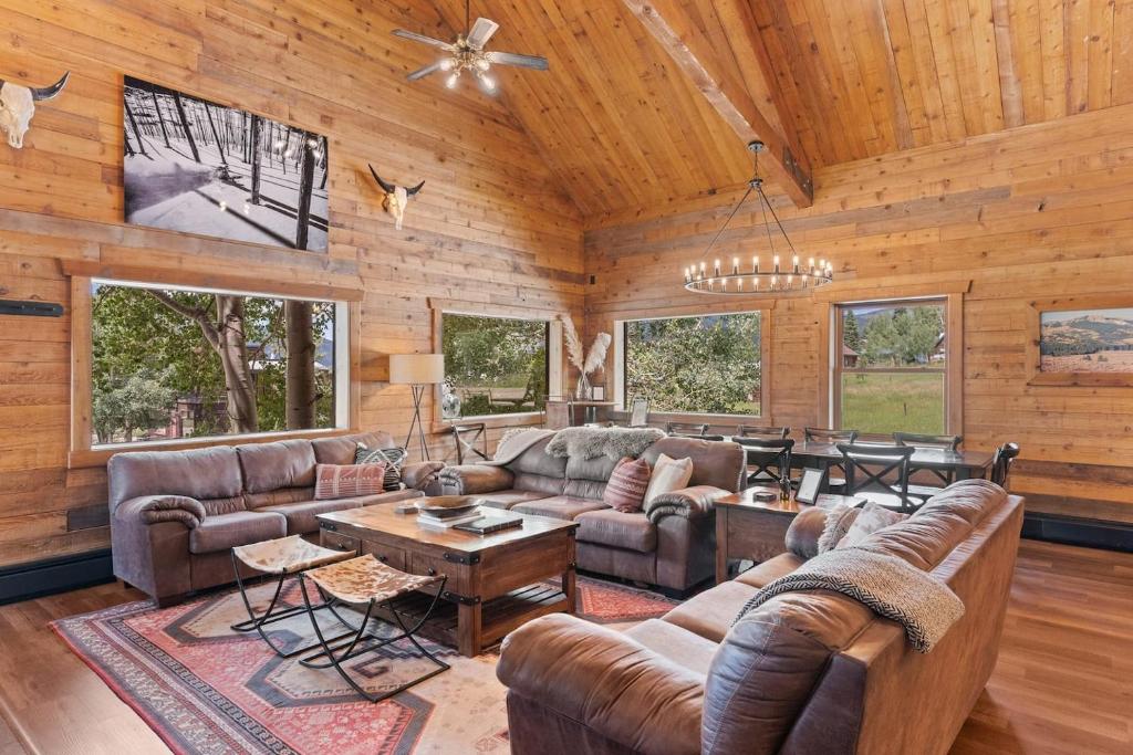 Posezení v ubytování True North Adventure Lodge Steamboat Lake