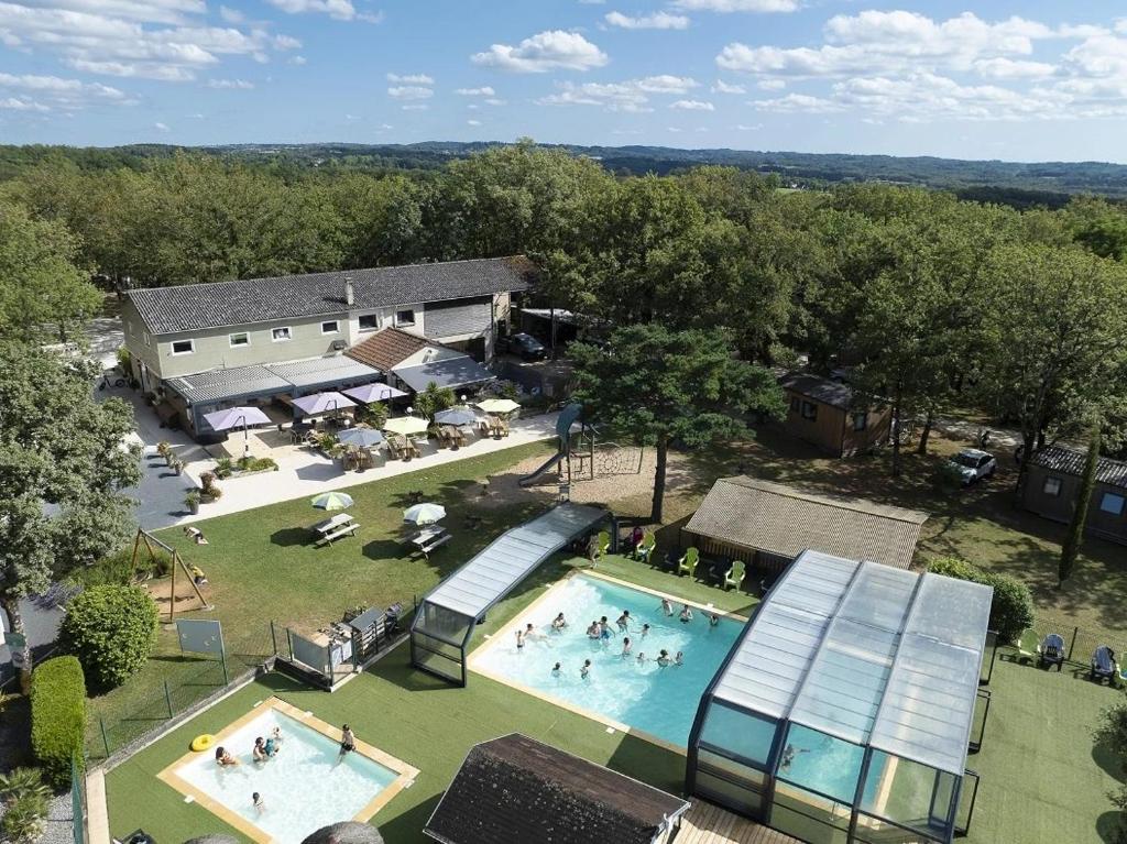 een bovenaanzicht van een zwembad in een resort bij Camping 4 étoiles - Piscine - eeihec in Loupiac