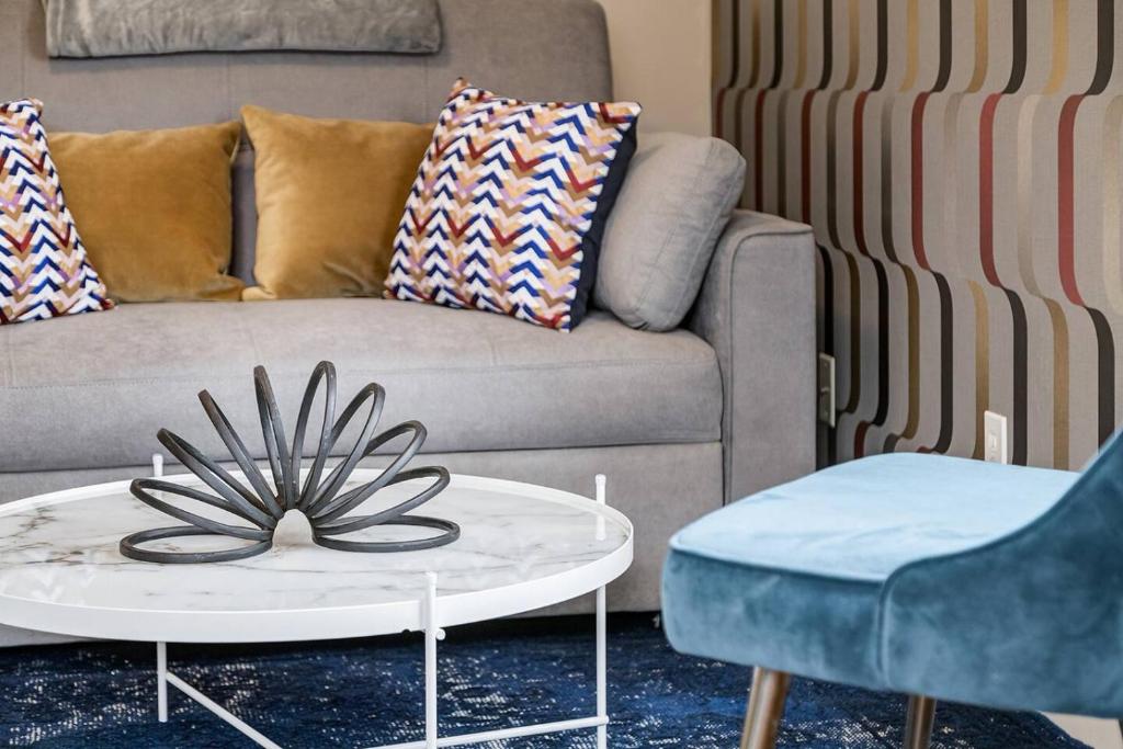 Et opholdsområde på Cozy and Stylish Stay in Mountain View Condo