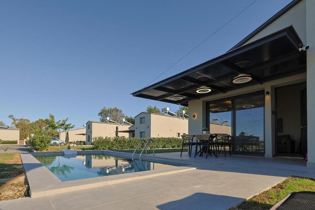 Billede fra billedgalleriet på HELIOS - Seaside Pool Villa & Private Parking i Olympiakí Aktí