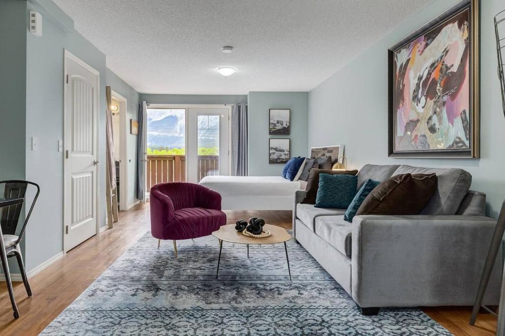 Et opholdsområde på Stunning Mountain View Cozy Studio for Small Grp