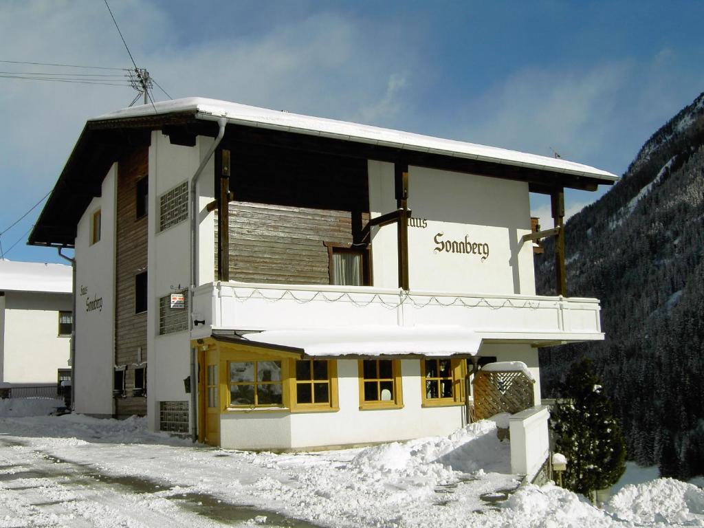 カップルにあるHaus Sonnbergの雪面黄窓のある建物