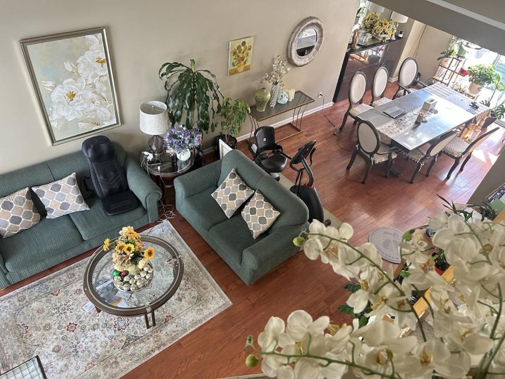 Et opholdsområde på Lucky Home-Entire suite large bedrooms in Coquitlam