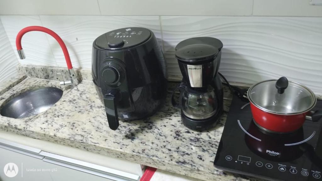 un bancone della cucina con macchinetta del caffè e frullatore di Studio Romântico a Volta Redonda