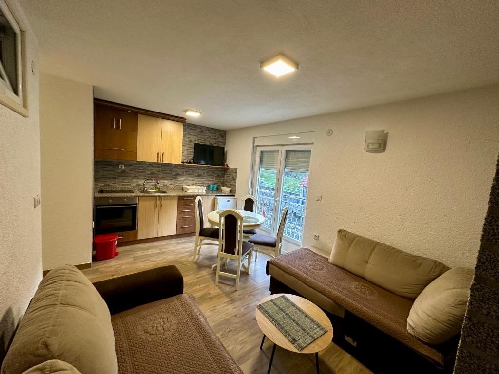een woonkamer met een bank en een tafel bij Urban Apartmens 5 in Jošanička Banja