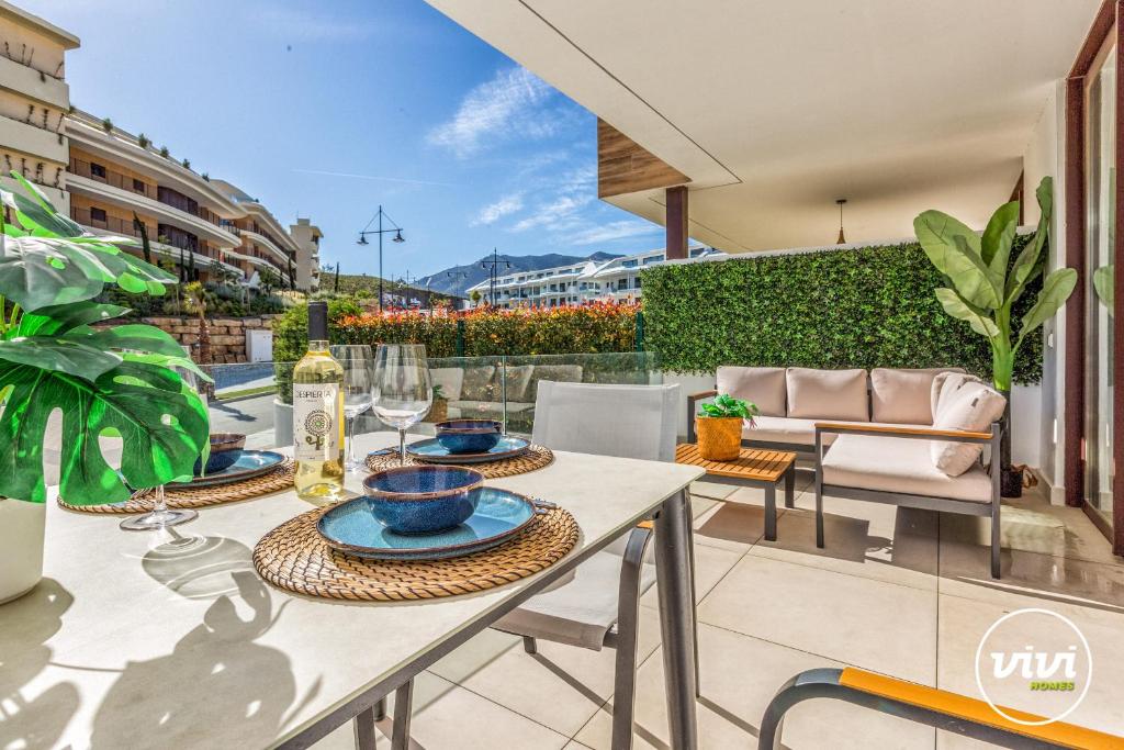 une table et des chaises sur le balcon d'une maison dans l'établissement ViVi Homes - Apollo Luxury, Pool, Gym & Beach, à Fuengirola