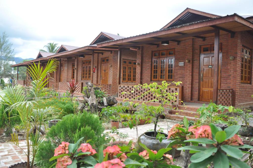 une maison avec un jardin en face dans l'établissement Trinity Family Inn, à Nyaung Shwe