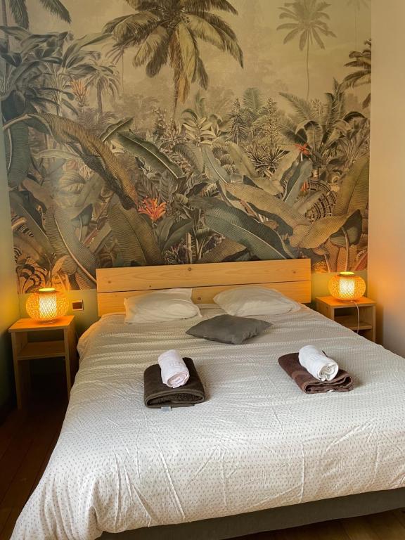 une chambre avec un lit avec deux serviettes dessus dans l'établissement Cozy maisonette de Domme, à Domme