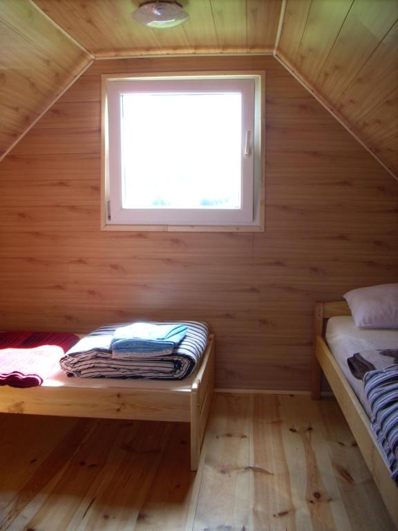 Ένα ή περισσότερα κρεβάτια σε δωμάτιο στο Domki w Bieszczadach