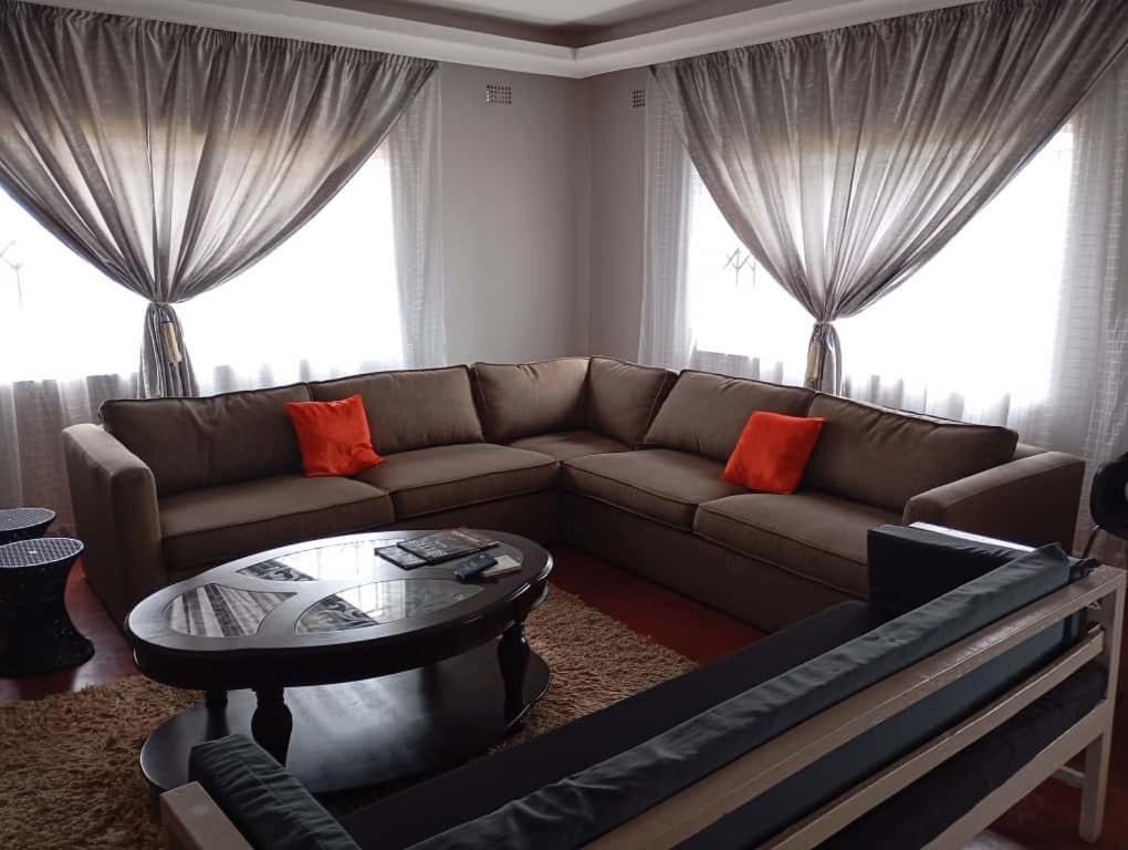 Bethel Oasis的客厅里有一张沙发和一张桌子。