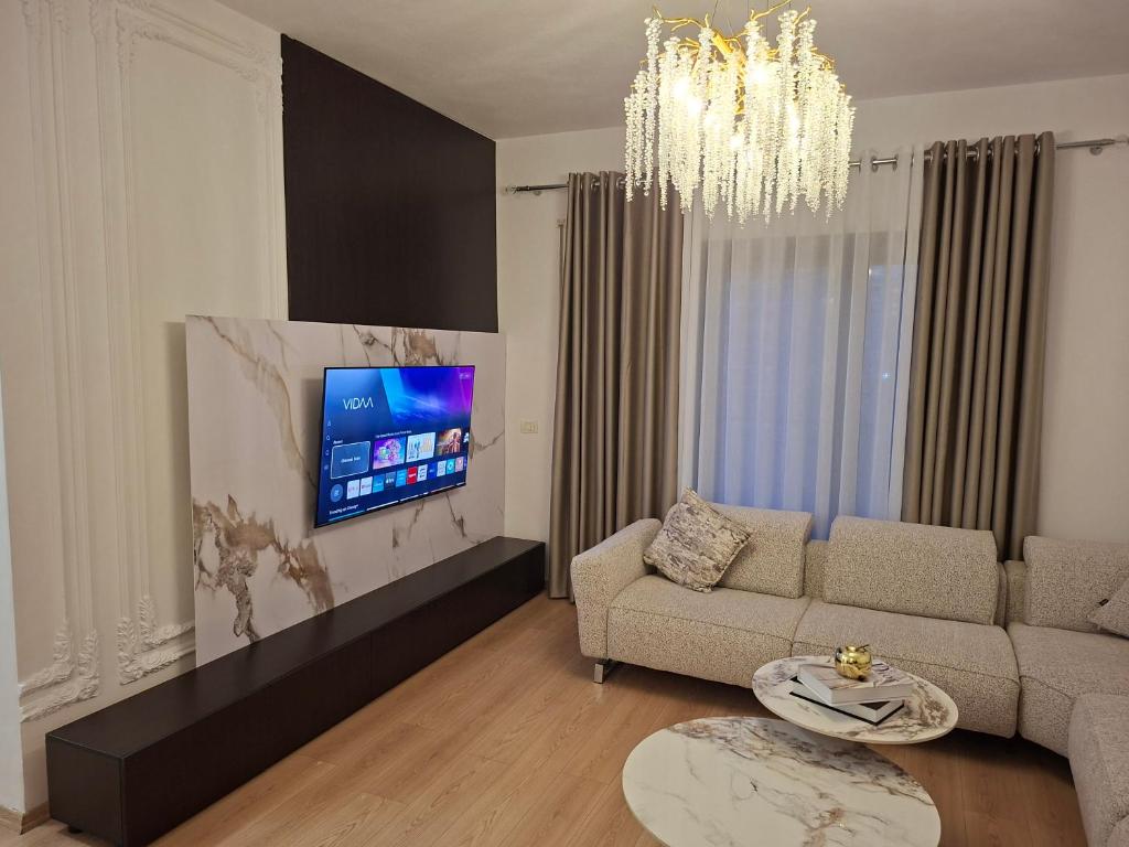 un soggiorno con un divano e una TV di Heart Apartment Tirana a Tirana