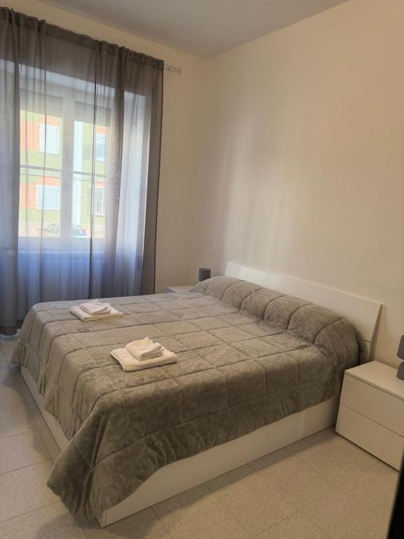 ein Schlafzimmer mit einem Bett, auf dem zwei Handtücher liegen in der Unterkunft Casa Quintina in Lamezia Terme