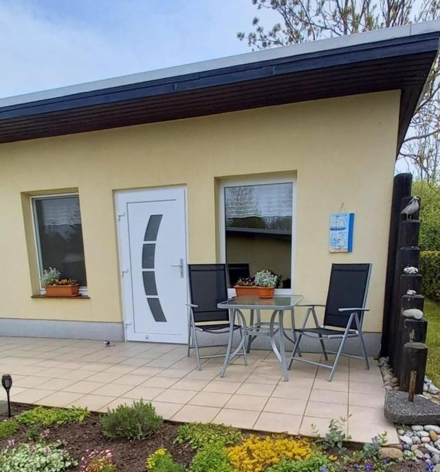 a house with a patio with a table and chairs at Ferienhälfte Insel Rügen in Glowe