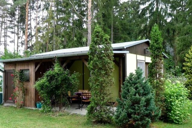 una piccola cabina con tavolo e sedie in cortile di Ferienhaus nahe Stechlinsee a Neuglobsow