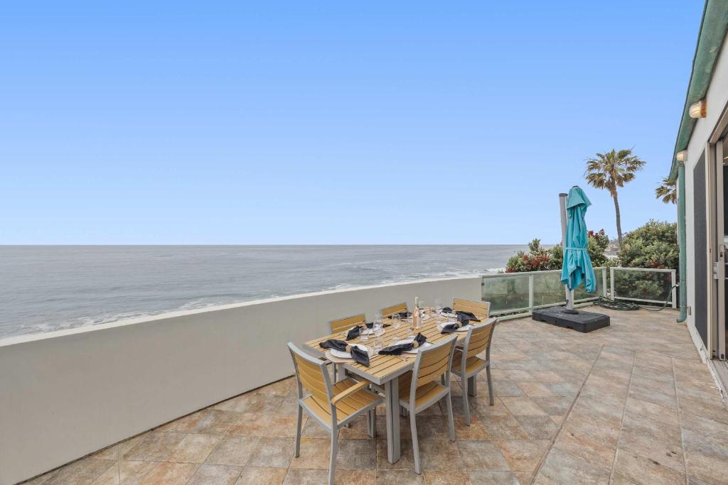 un tavolo e delle sedie su un balcone con vista sull'oceano di New Listing Beachfront Retreat by Colby & Conrad a Solromar