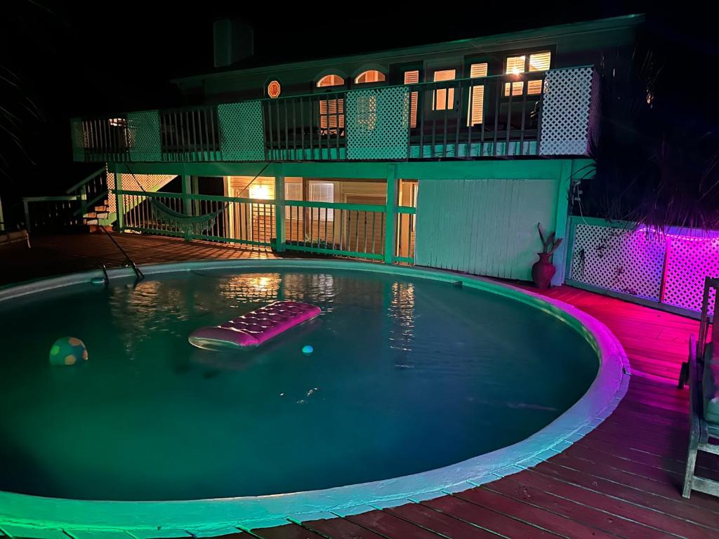 una piscina notturna con due sedie di Fun Beach House With Pool Alligator Point a Sun N Sand Beaches