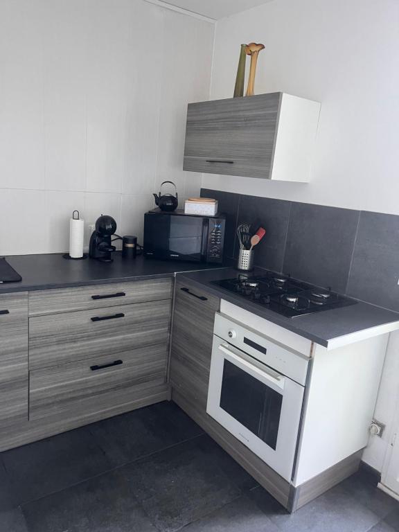 Η κουζίνα ή μικρή κουζίνα στο Home in Cenon