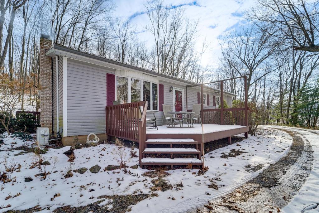 ClaysburgRoaring Spring Horse Farm Getaway with Game Room的雪中带门廊的小房子