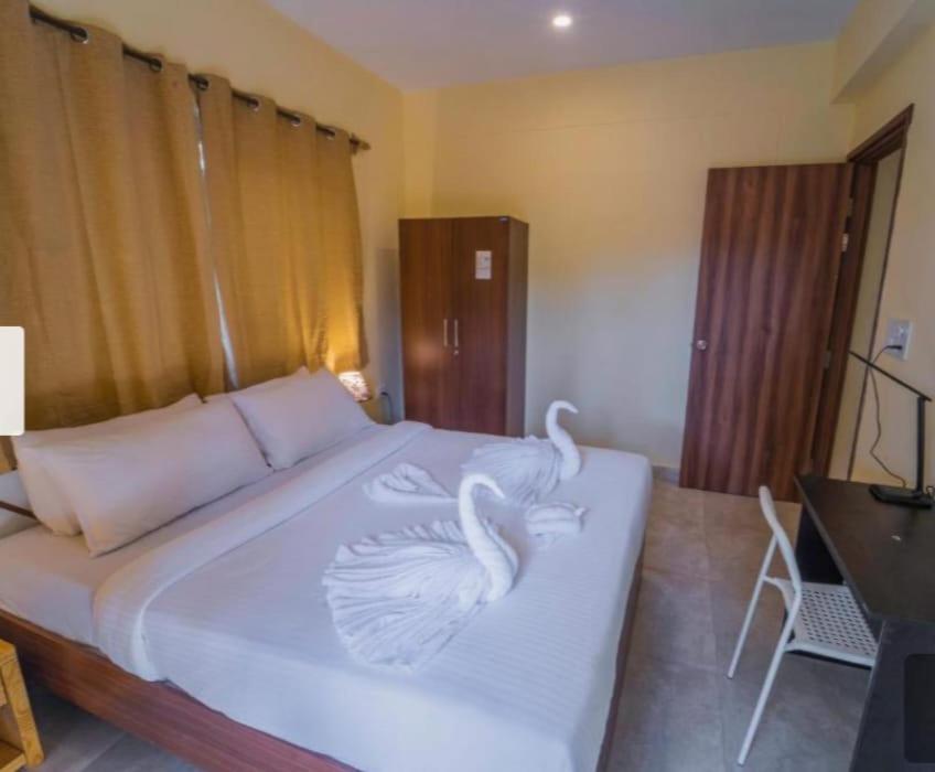 En eller flere senge i et værelse på Mariners Bay Suites