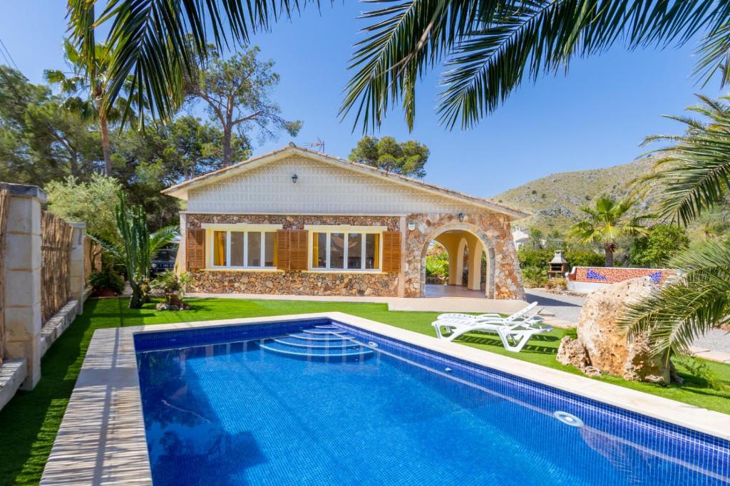 une villa avec piscine et une maison dans l'établissement Villa Sea and Mountain Nadal Jardi, à Alcúdia