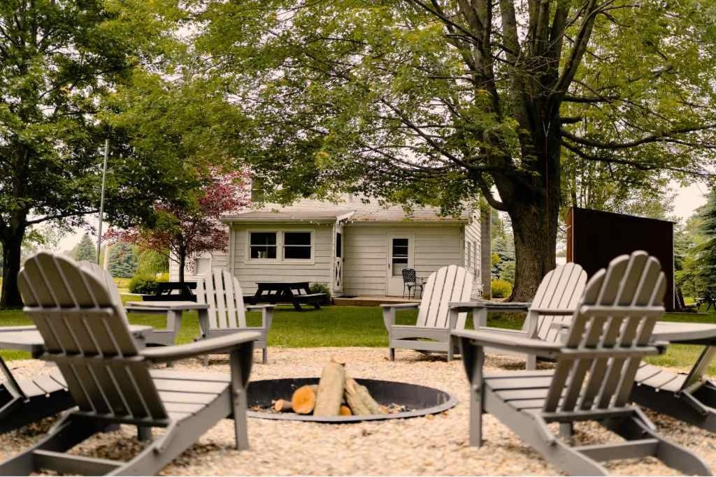 een groep stoelen en een vuurplaats in een tuin bij Christmas Tree Farm - Evergreen Escape in Berrien Center