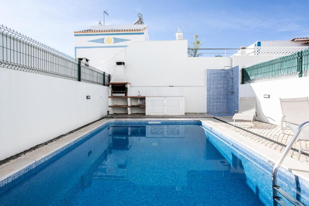 ein Schwimmbad auf dem Dach eines Gebäudes in der Unterkunft Villa Conchas by Algarvemanta in Manta Rota