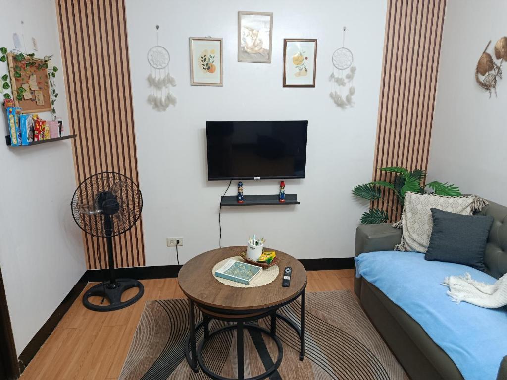 ein Wohnzimmer mit Sofa und Tisch in der Unterkunft Chic Haven Home away from home in Imus