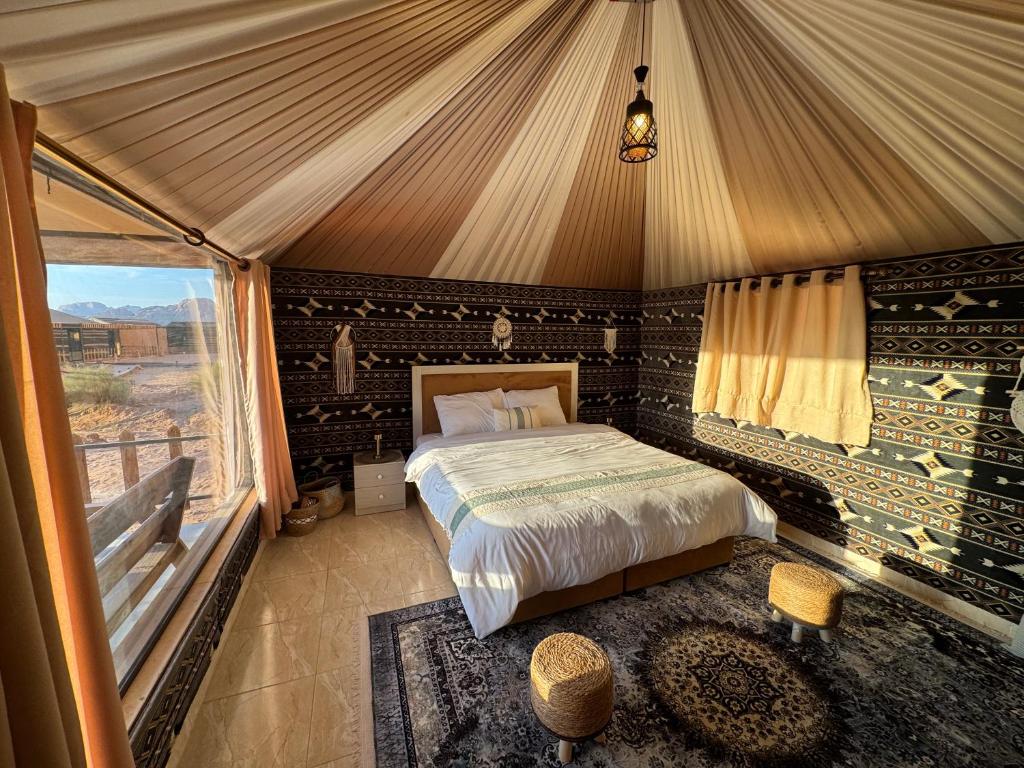En eller flere senge i et værelse på Zahara rum camp & Boutique Resort