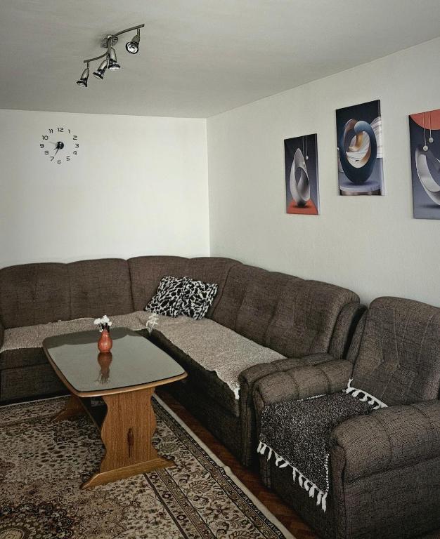 ein Wohnzimmer mit einer Couch und einem Couchtisch in der Unterkunft Stan na dan - Apartman Centar Kakanj in Kakanj