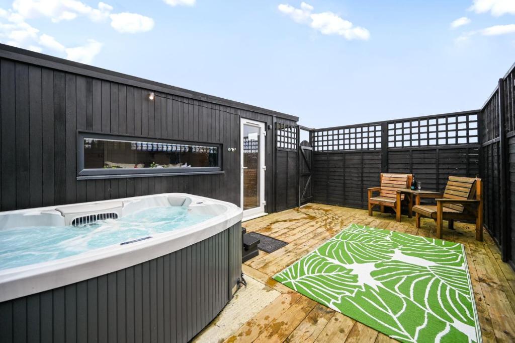 una vasca idromassaggio sul terrazzo di una casa di Pilgrim a Biddenden