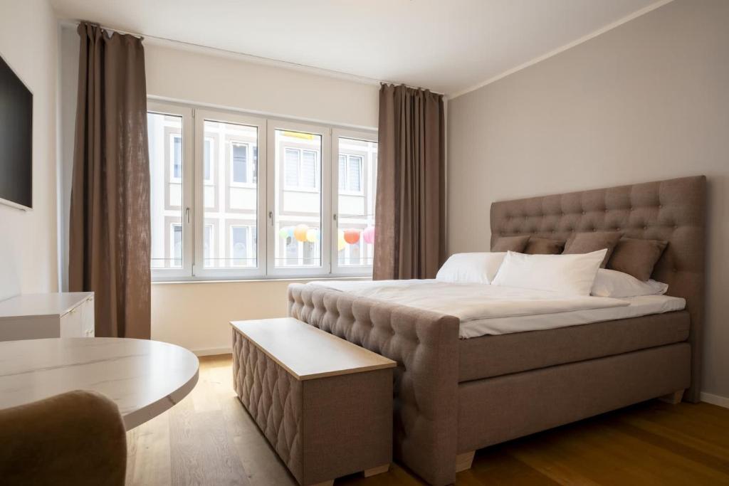 En eller flere senge i et værelse på GoldenKey Suite am Rathausplatz NEU eingerichtet